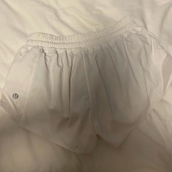 Lululemon white hotty hots low rise 2.5 - Picture 2 of 4